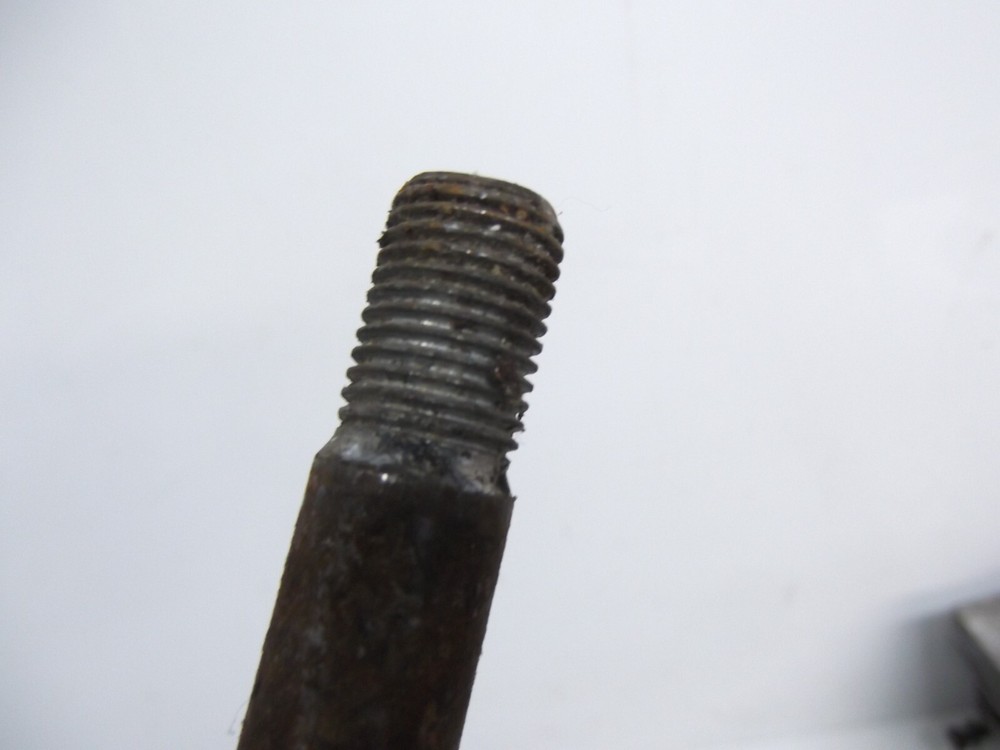 SUZUKI GT250 WHEEL SPINDLE