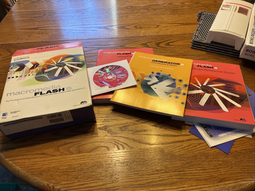 MACROMEDIA FLASH 5 for MAC - EDUCATION version, 3 books and install Cd, Box