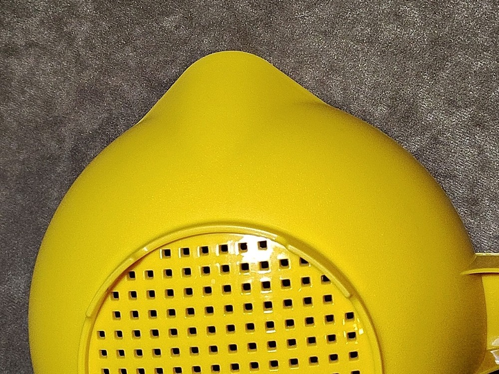 EUC Vintage Tupperware #1200 Yellow 1 Quart Strainer Colander