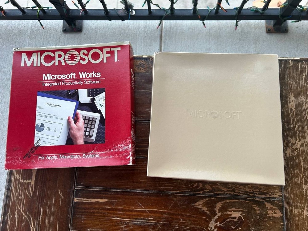 Apple Macintosh Microsoft Works software 1986-87 year. Vintage software