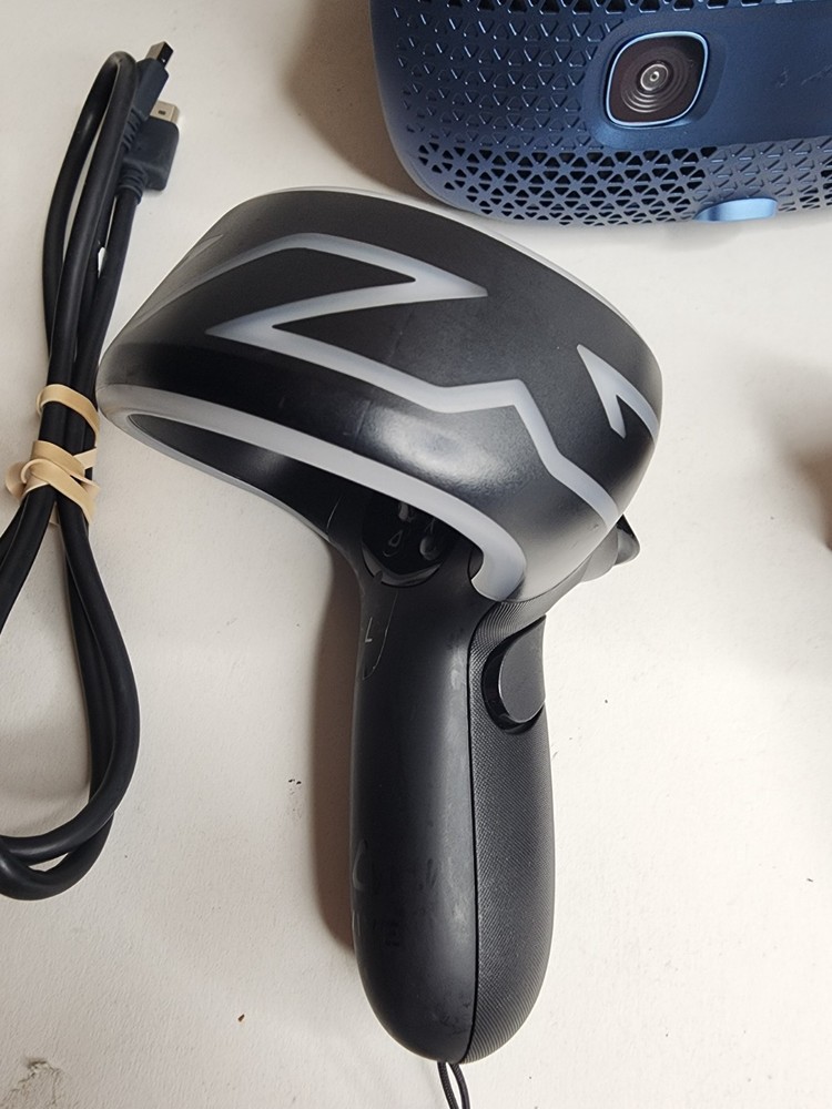 HTC Vive Cosmos Virtual Reality Gaming Headset + Controllers Complete Set