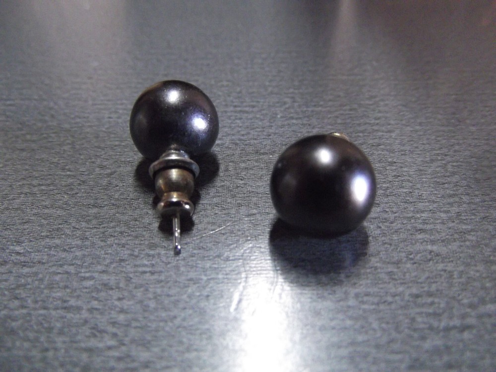 1 Pair Old 3/16"in Black Perlish Hue Stud Earring