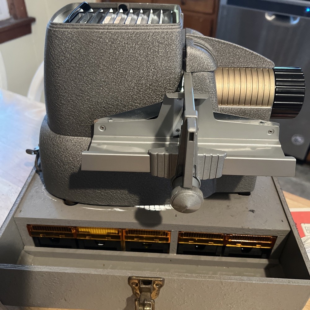 TDC SELECTRON SEMIMATIC HEADLINER 303 WITH CASE PROJECTOR with Instructions