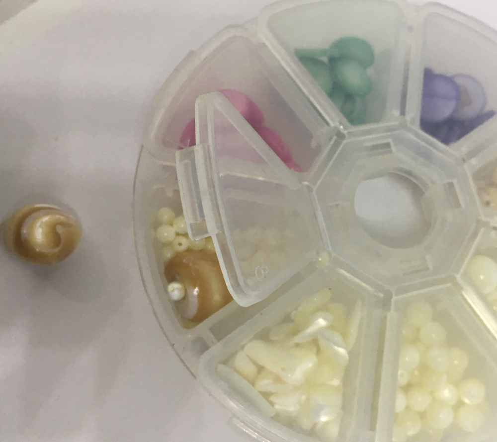 Plastic Container 8 section Organizer Round 4" x 1" inch EMPTY 8 Individual lid