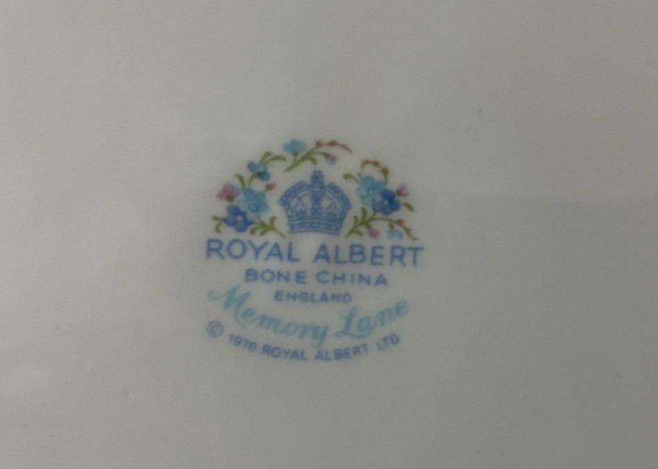 Royal Albert Bone China Memory Lane 7 Piece Place Setting, EUC