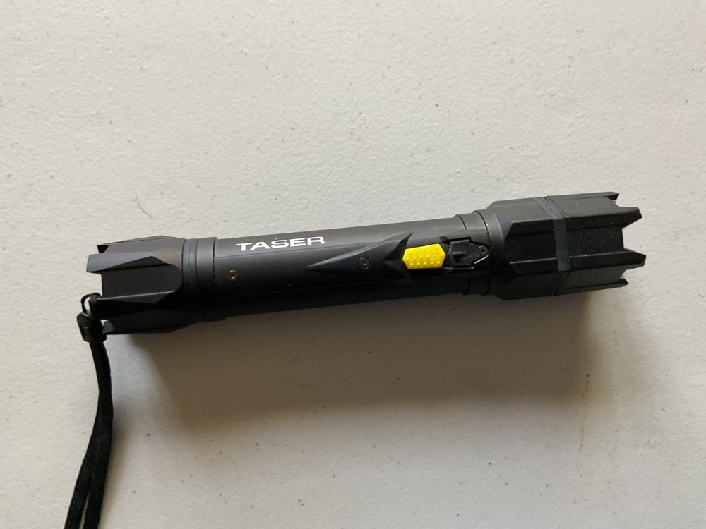 stun gun with IED flash light excellent condition