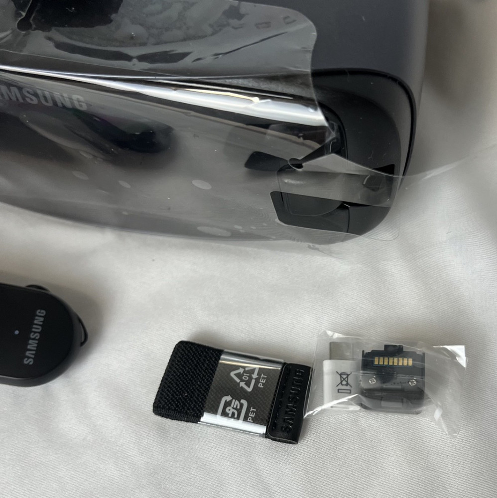 Samsung Gear VR with Controller Powered By Oculus (NOT TESTED)