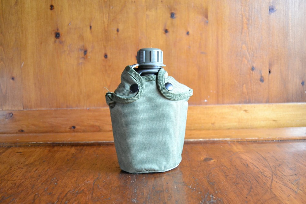 Army Canteen with Canvas Carrying Case Pristine