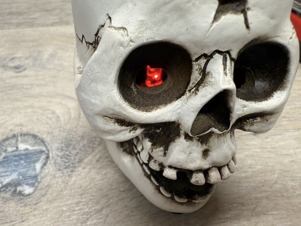 2012 RETIRED YANKEE CANDLE LED LIGHTED TEA LIGHT SKULL 2”