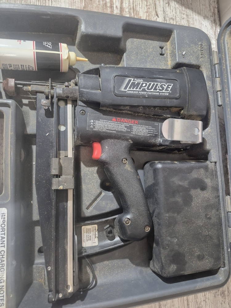 Paslode Impulse Model IM250 Solid State Finish Nailer, Working Battery, Charger