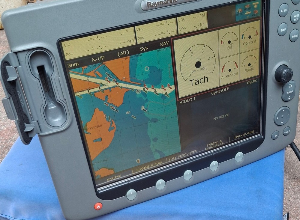 Raymarine E120 Classic GPS Chart Plotter Multifunction Boat Display w/Cover MFD