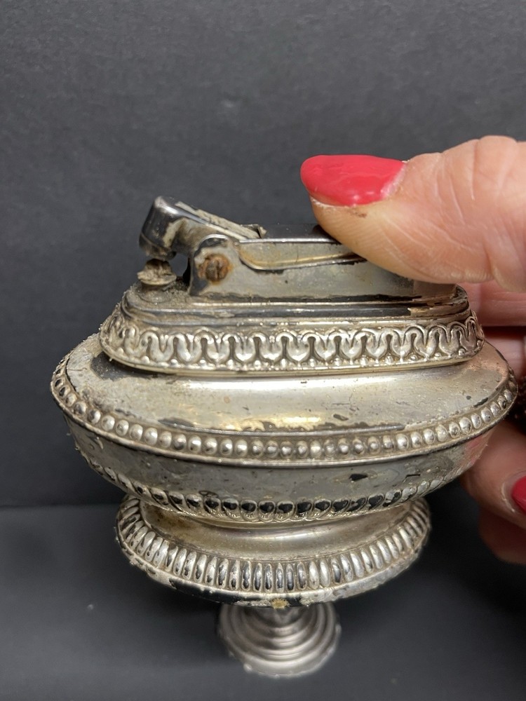 Vintage Ronson Queen Annie Table Lighter
