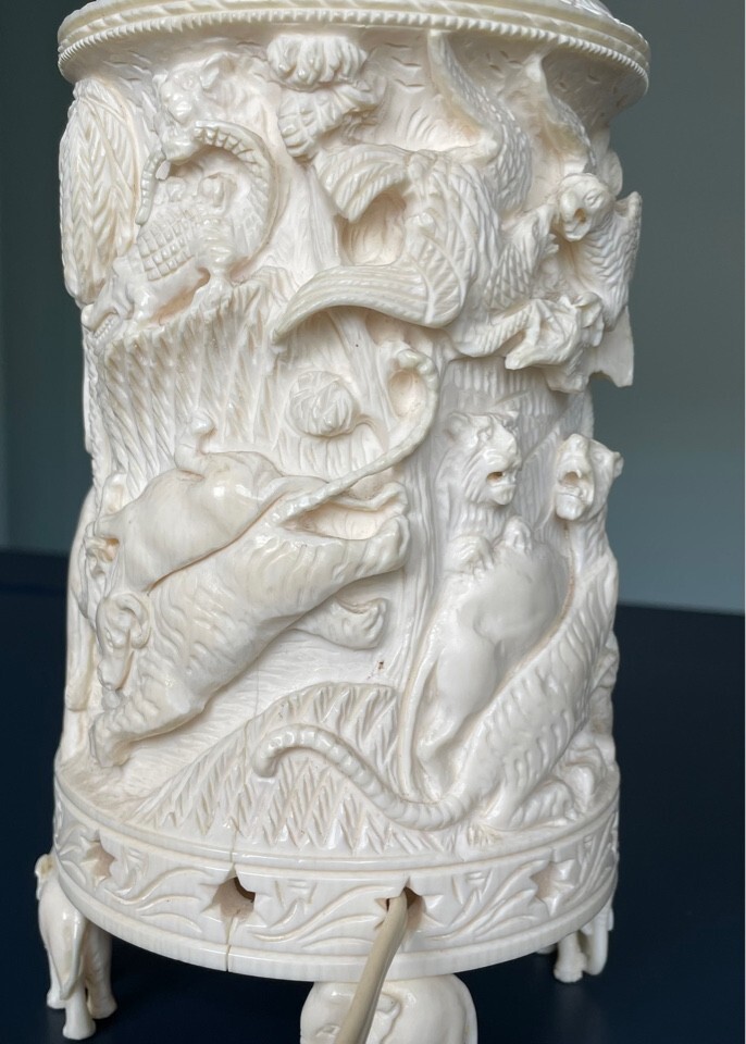 OUTSTANDING INRICATELY CARVED TABLE NIGHT LAMP