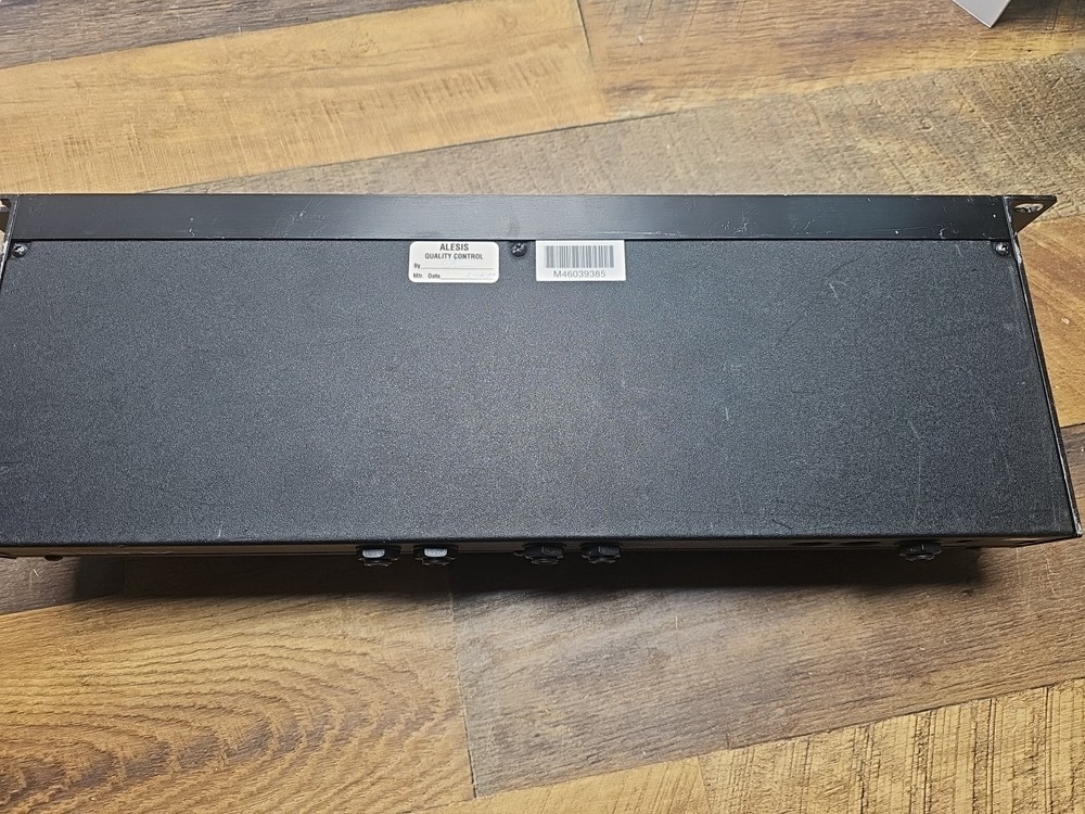 ALESIS MIDIVERB 4 DUAL-CHANNEL MULTI-EFFECTS PROCESSOR