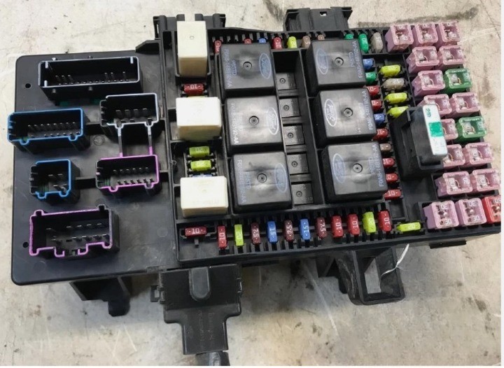 2003-2004 Ford Expedition Engine Fuse Box Assembly OEM