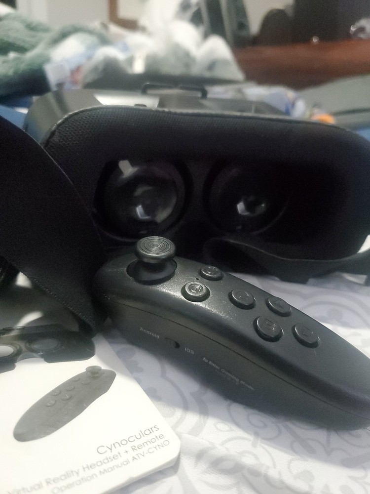 CYNOCULARS: VIRTUAL REALITY HEADSET & REMOTE