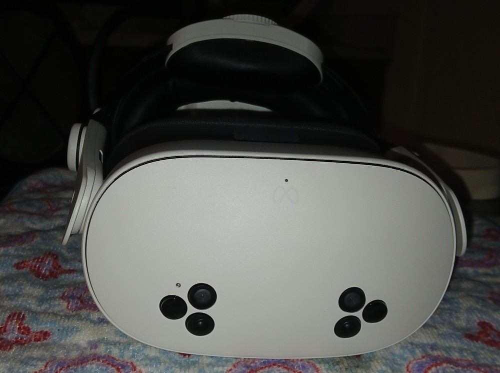 Meta Quest 3s 128GB Gently Used No controllers with Adjustable Elite Strap