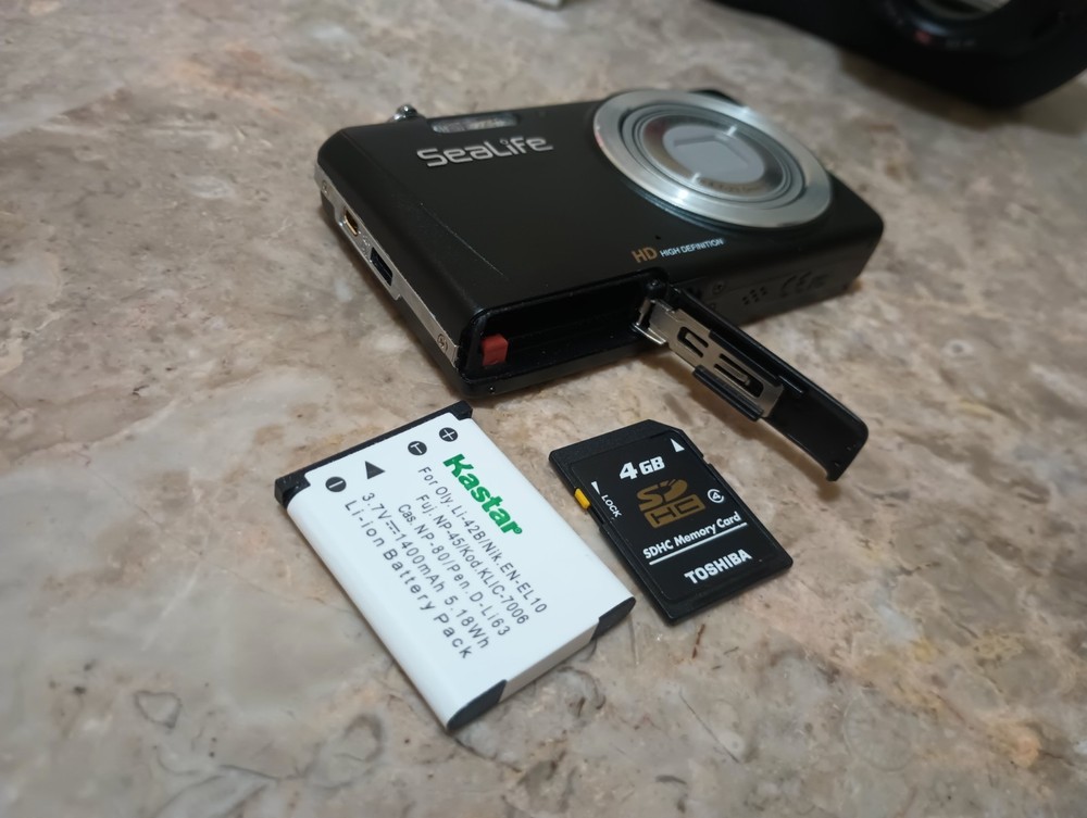 Sealife DC1400 HD Digital Underwater Camera Bundle