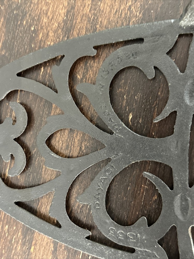 DAYAGI Iron Stand/trivet - Cast Iron. Excellent Condition!