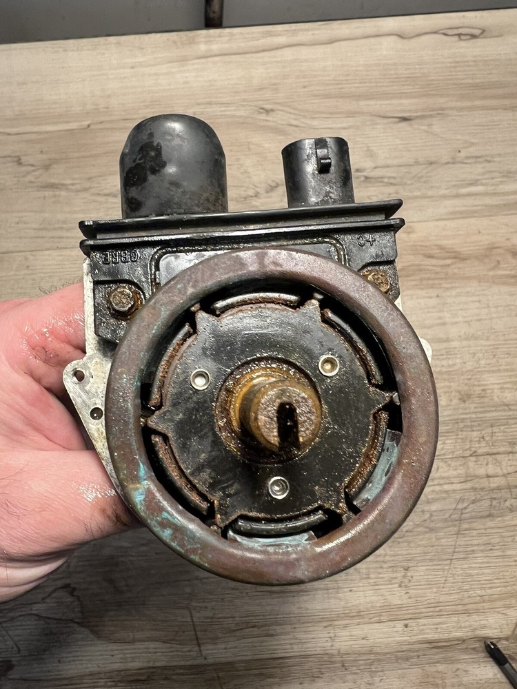 Volvo Penta Chevy 4.3 v6 marine engine distributor