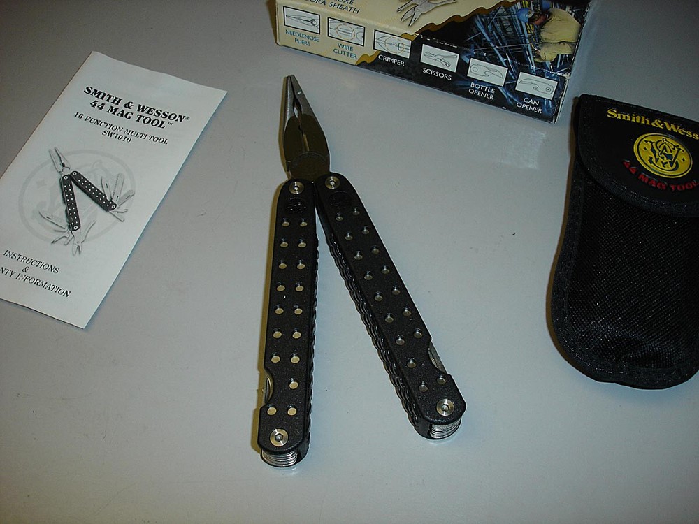 Smith & Wesson 44 Mag Tool Deluxe - 16 Function Multi-Tool SW1010 - New in Box