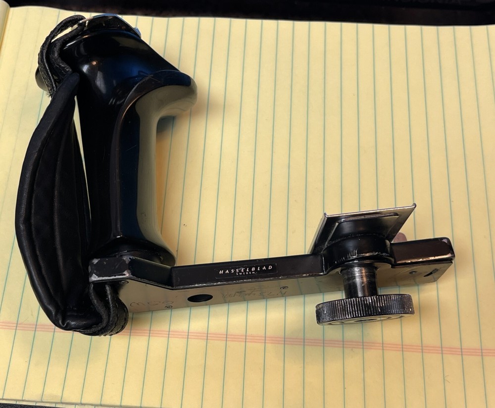 Hasselblad Grip/Bracket Wrist Strap.                                       0524N