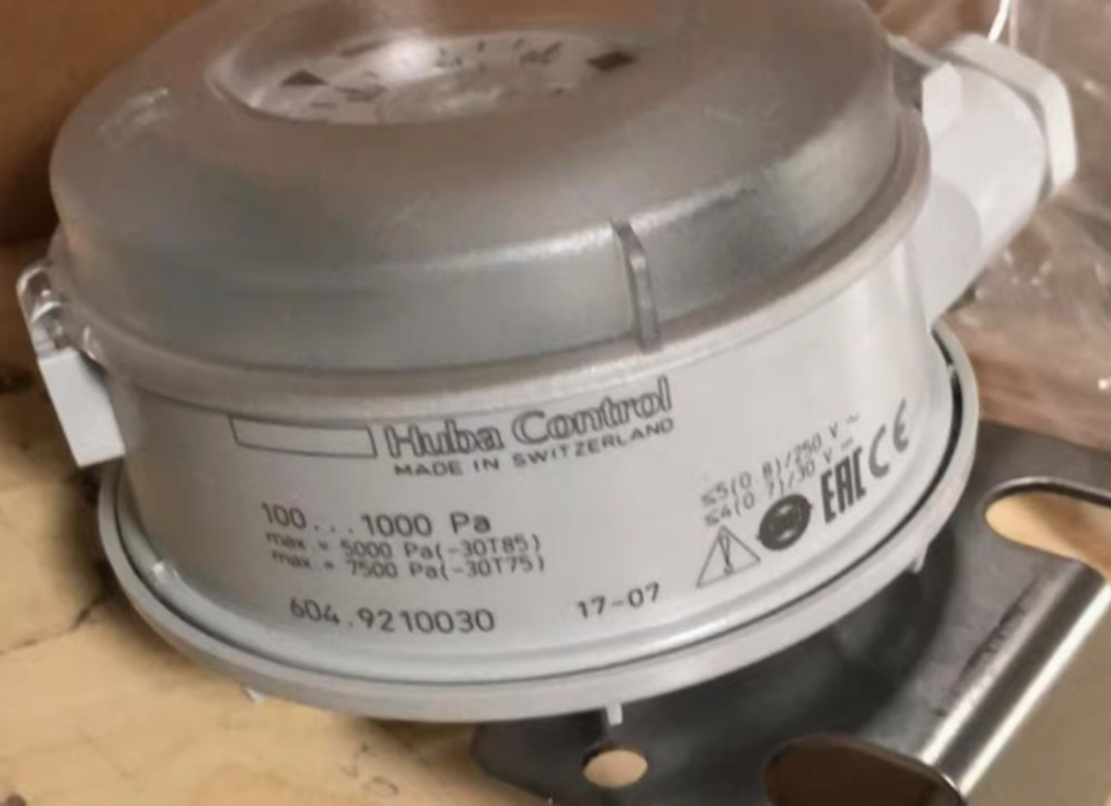 New In Box HUBA 604.9210030 Differential Pressure Controller