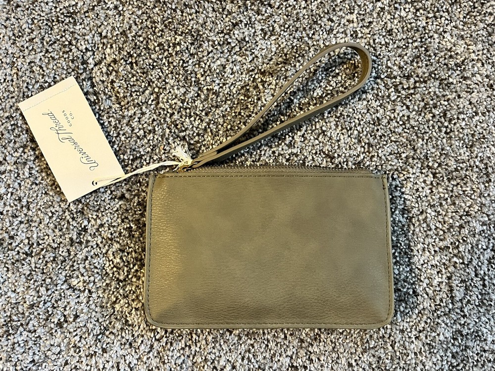 * NWT* Universal Thread Olive Green Wristlet Wallet Top Zip Closure