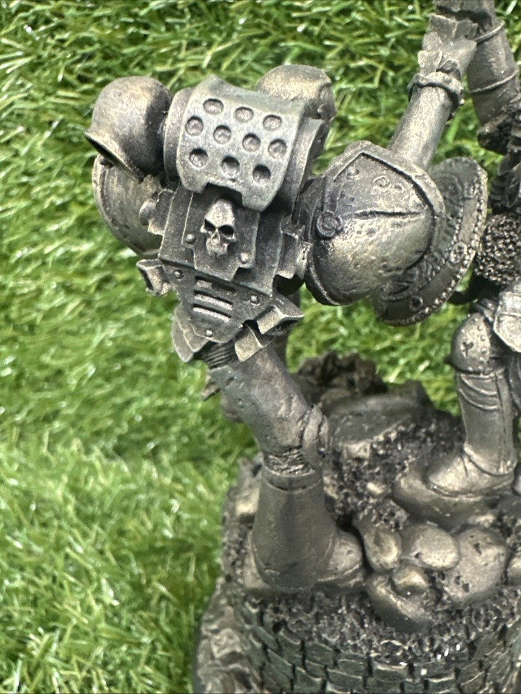 2004 GAMES WORKSHOP PLASTIC BRONZE COLOR STATUE SPACE MARINE VS WARRIOR PRIEST
