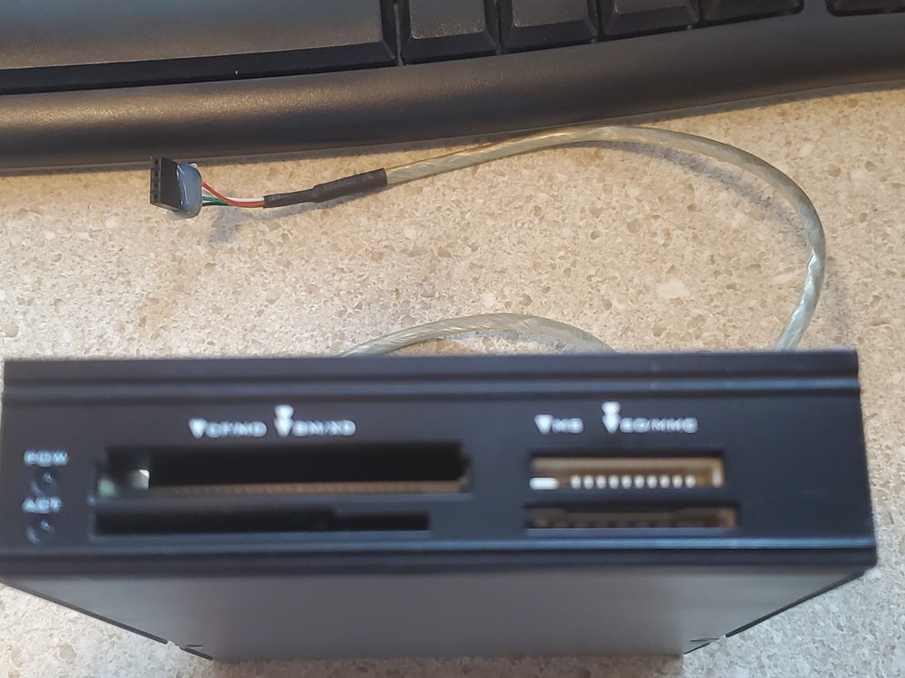 Z-Tek ZT-3204 Internal USB 2.0 3.5" Card Reader – Multi Format – Untested