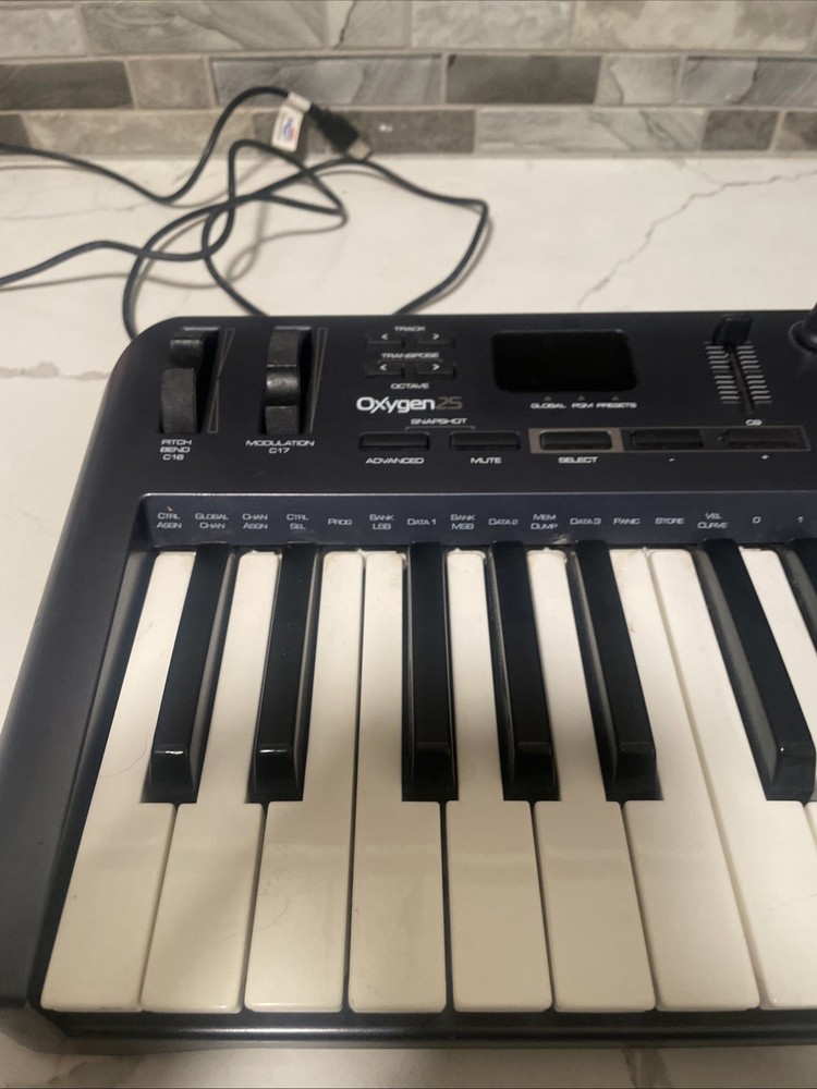 M-Audio Oxygen 25 Key 3rd Gen MIDI Controller Keyboard w/ Cord