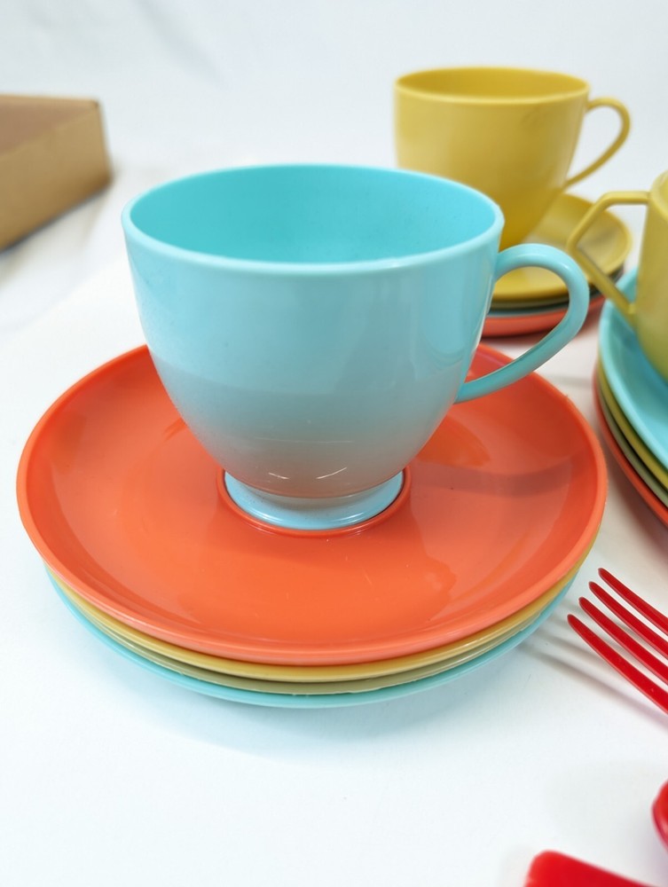 Mid Century Plastic Dinnerware Set Service for 4 22pc Arnoldware Sterilite