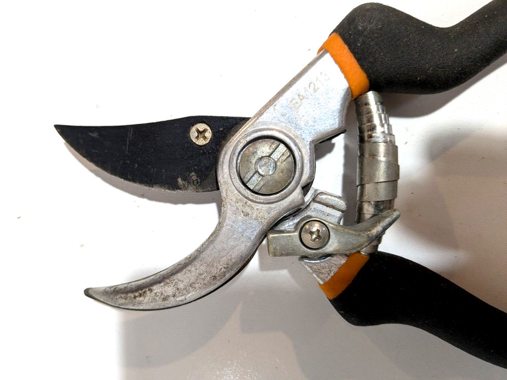 Fiskars Pruning Shears Cutter Gardening EA1213 Tool Cutting Shaper