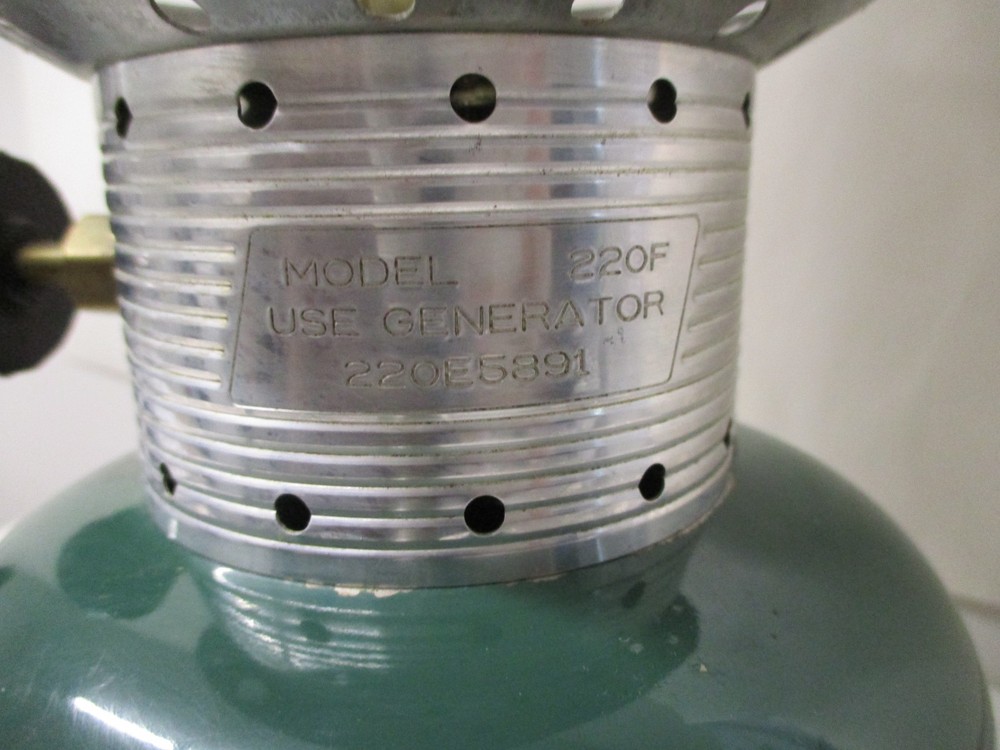 VINTAGE 1966 COLEMAN MODEL 220F DOUBLE MANTLE LANTERN