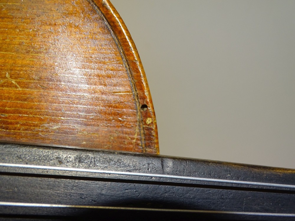 VERY OLD VIOLIN labelled JOHN SHAW (Nr. 221)