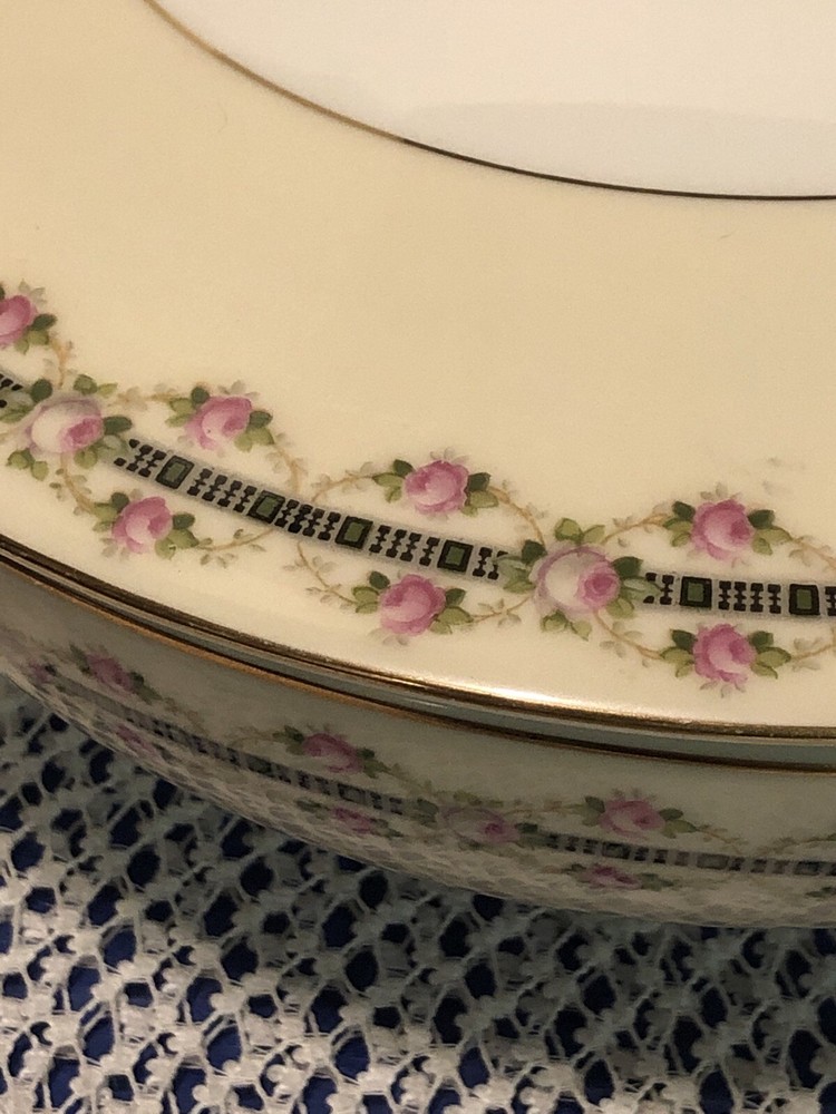 HWC8 By HW Czech Germany Covered Vegetable Bowl