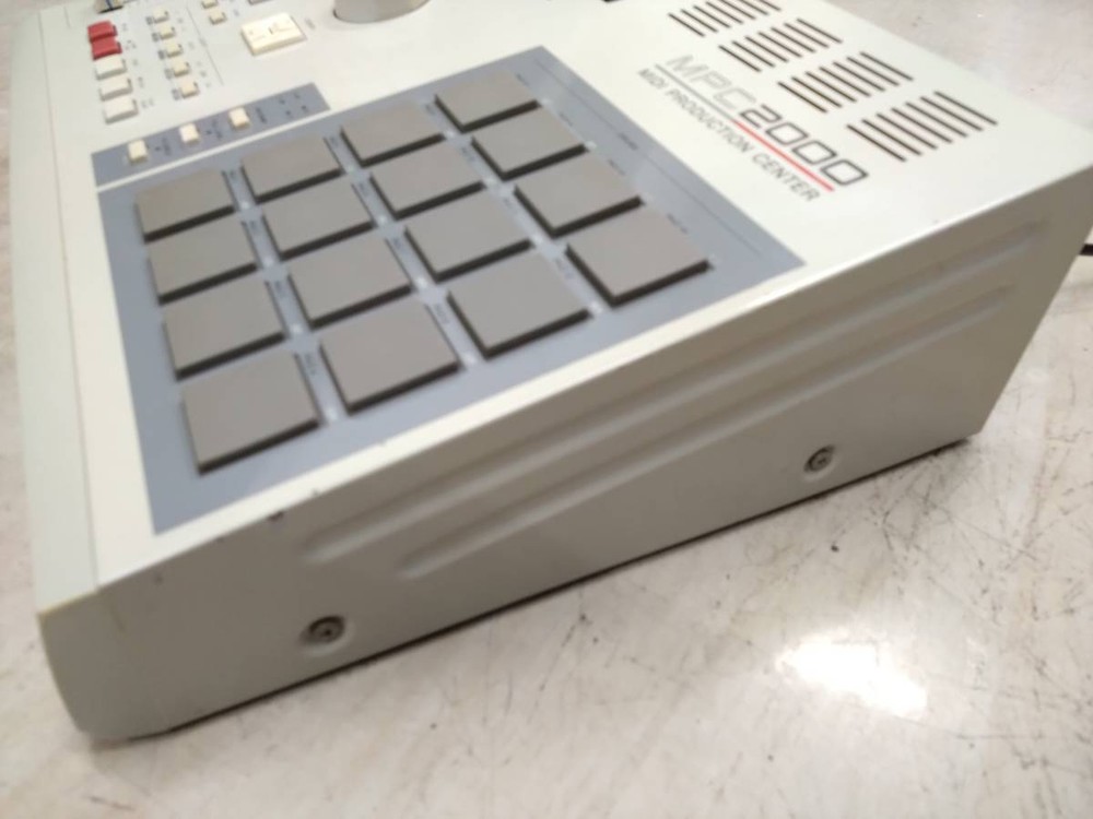 AKAI professional MPC2000 MIDI Production Center Drum Machine Sampling Sampler