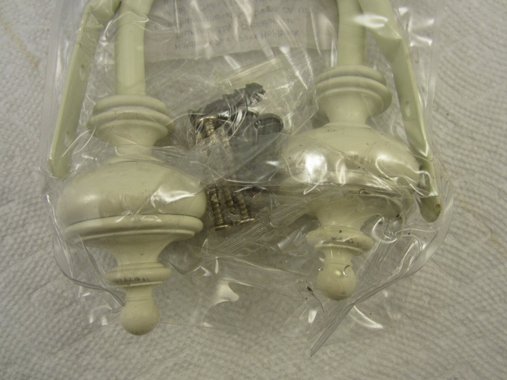 Montevilla Urn Holdback Distressed White 5/8Inch Set .
