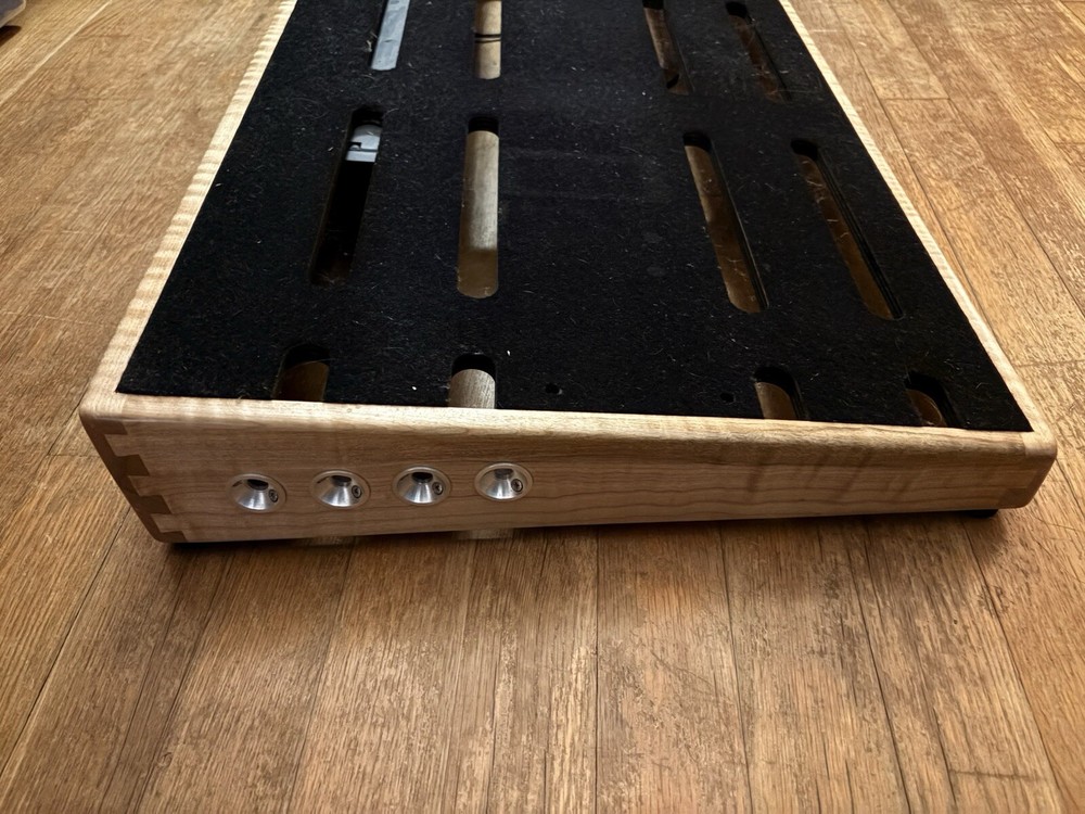 Custom 16 power channel pedal board