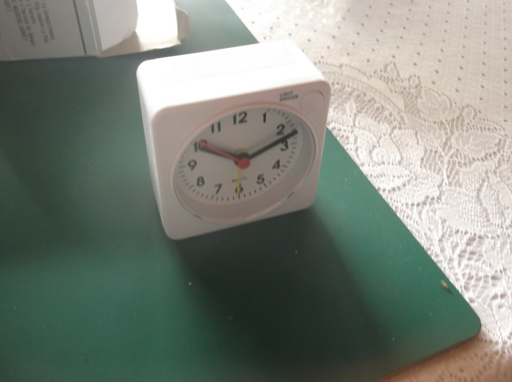 DELUXE QUARTZ ALARM CLOCK - WHITE 65mm