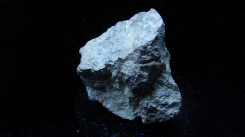 Fluorescent and Long Phosphorescent mineral rock S19