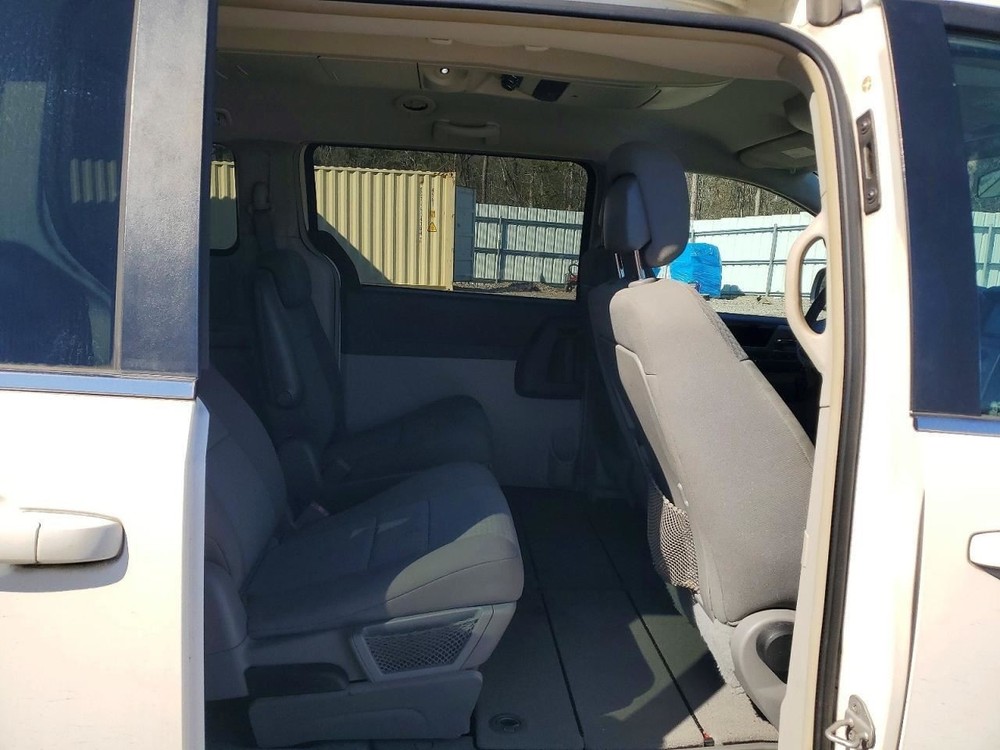 TOWN COUN 2010 Glove Box 4971237