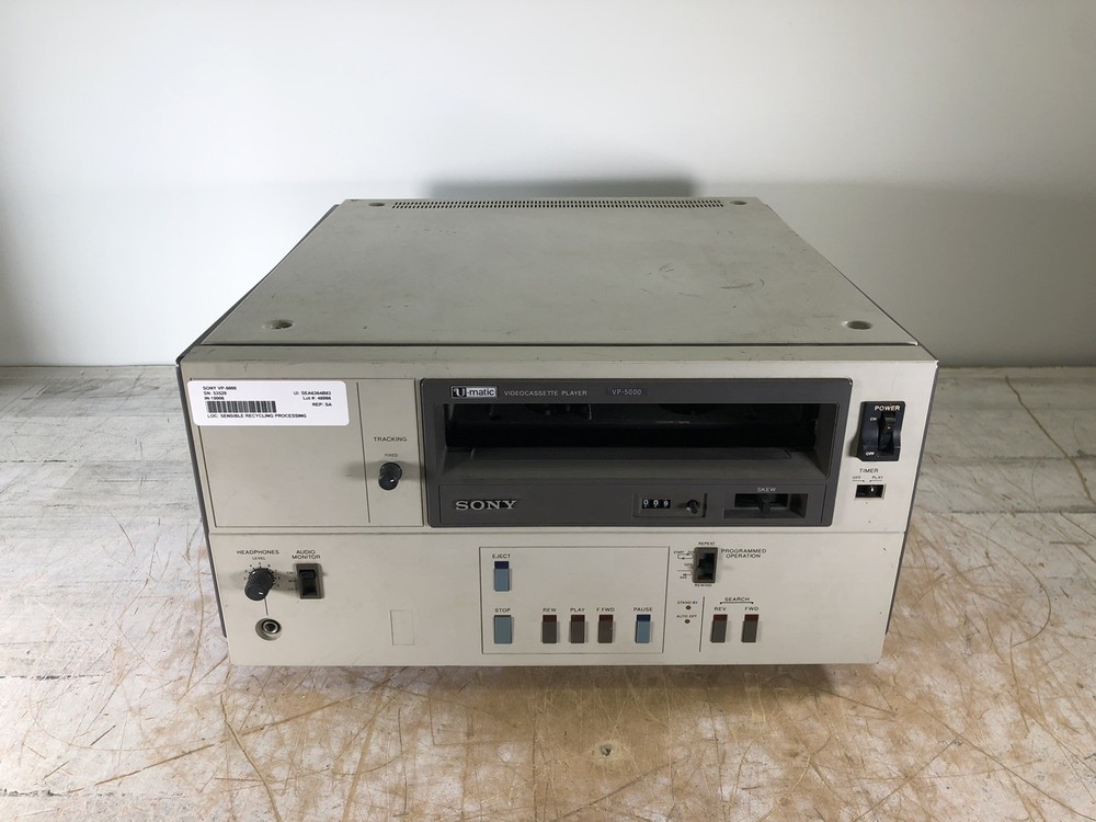SONY VP-5000 3/4" U-MATIC VIDEO CASSETTE PLAYER - (POWER TESTED)