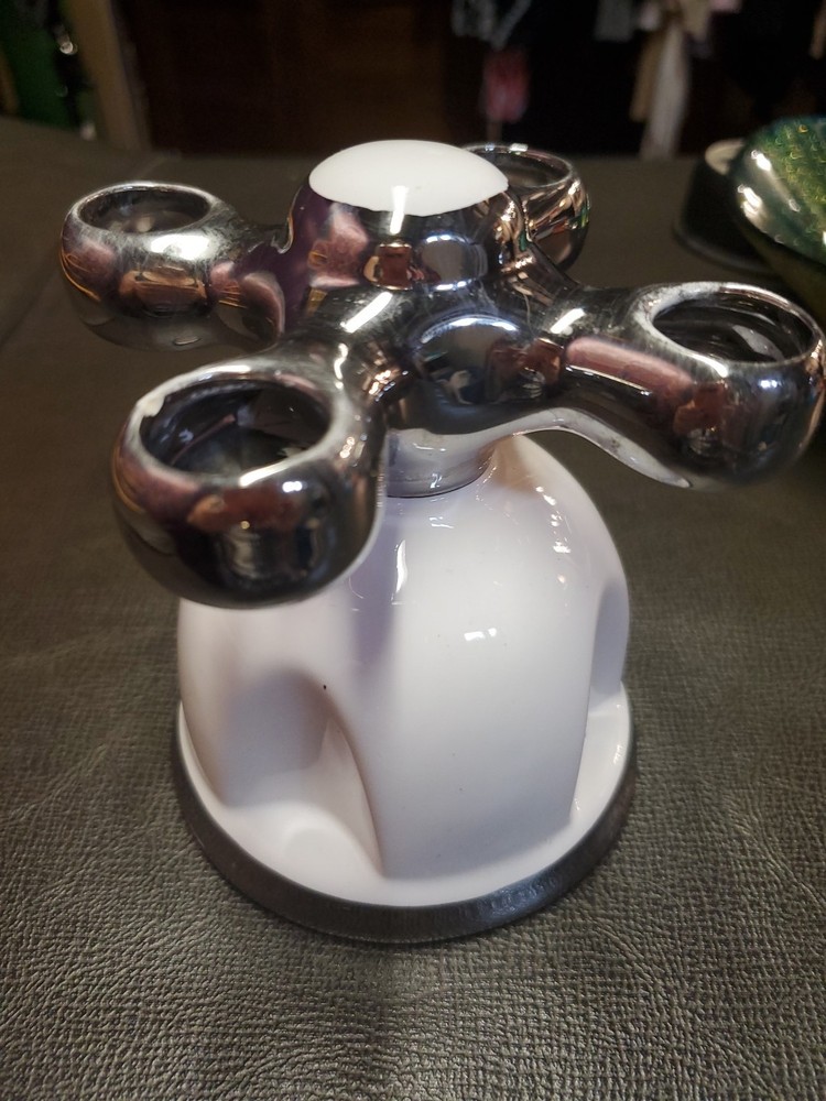 Allure Toothbrush Holder