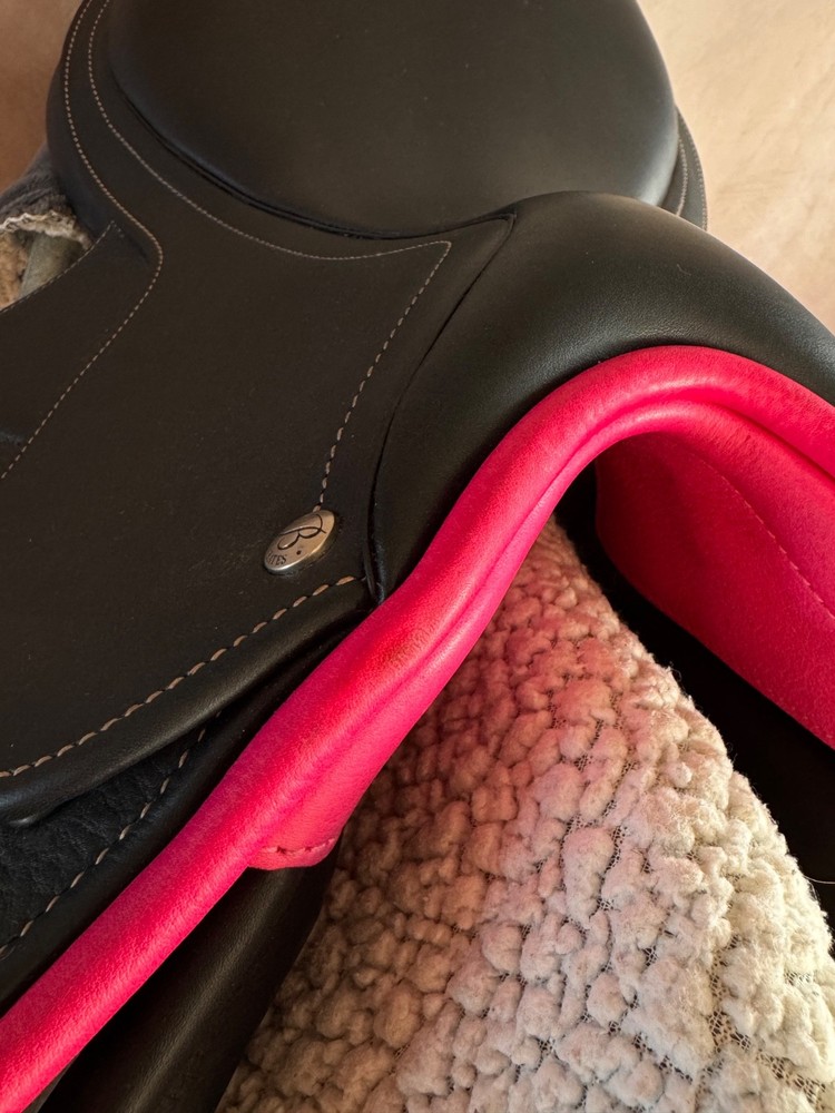 **PRICE DROP** Bates Victrix Adjustable 17" Jump Saddle CAIR with accessories