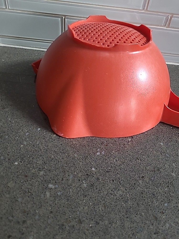 Vintage Tupperware #1523-2 Large 2 Quart Colander Strainer w/ Handle RED-ORANGE
