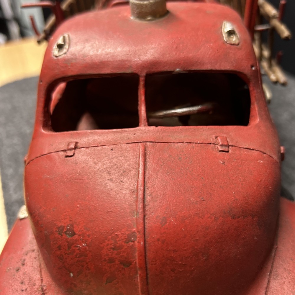Antique Metal Fire Engine. Removable Side Ladders. In Good Condition .￼