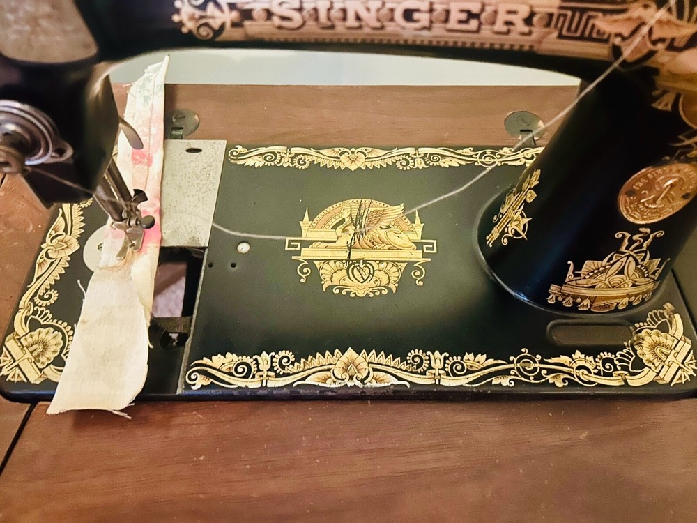 Beautiful singer sewing machine vintage