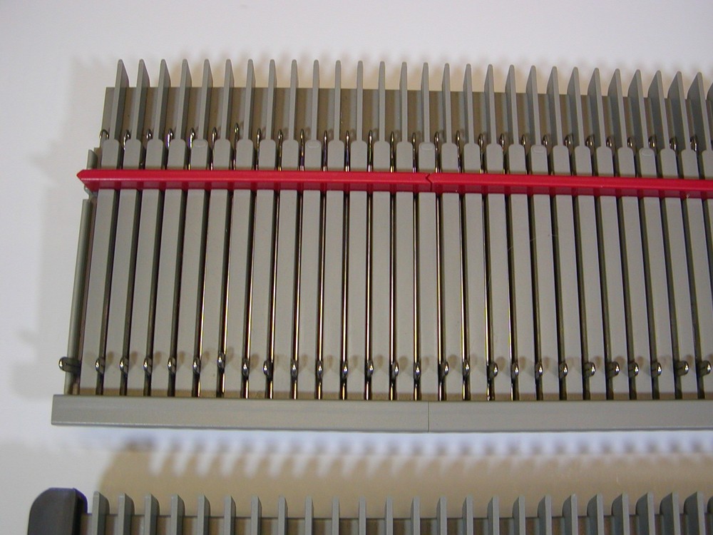 BOND INCREDIBLE SWEATER MACHINE NEEDLE BEDS