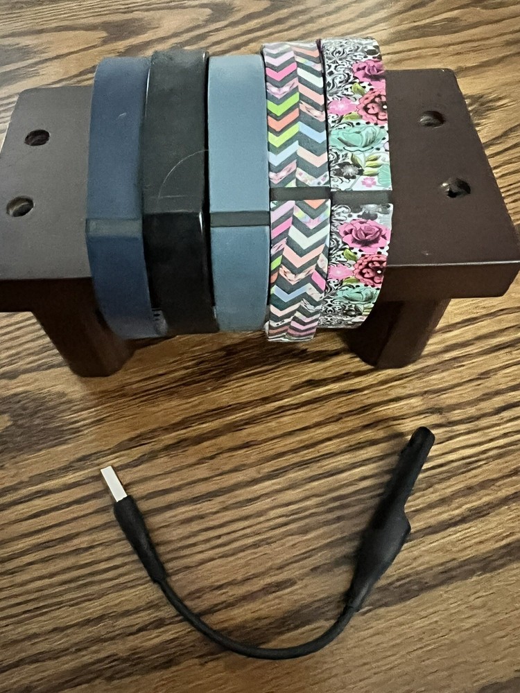 5 Fit Bit Flex Bands and Charger